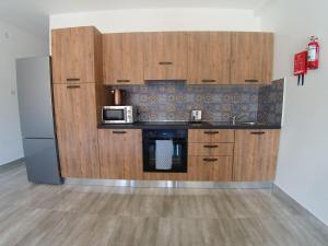 A kitchen or kitchenette at F7-3 Bedroom two single beds shared bathroom in shared Flat