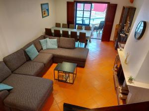 a living room with a couch and a table at Casa do Facho in São Martinho do Porto