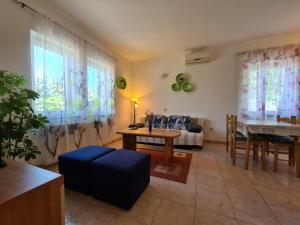 salon z kanapą i stołem w obiekcie House Pavicini 333 w mieście Pavicini