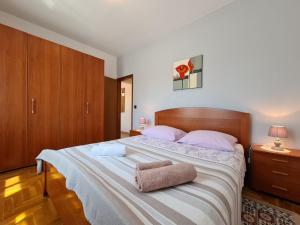 sypialnia z dużym łóżkiem i drewnianymi szafkami w obiekcie House Pavicini 333 w mieście Pavicini +37 zdjęć