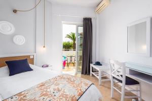 Mrs Chryssana Beach Hotel房間的床