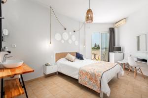 Mrs Chryssana Beach Hotel房間的床