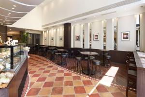 un restaurante con mesas y taburetes en una habitación en the b akasaka-mitsuke, en Tokio