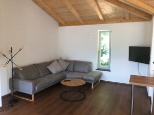 ein Wohnzimmer mit einem Sofa und einem Tisch in der Unterkunft Panoramaferienwohnungen Prinzregent in Berchtesgaden