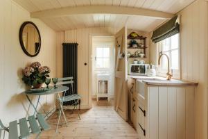 Η κουζίνα ή μικρή κουζίνα στο The Shepherds Huts & Well Lodge +12 φωτογραφίες