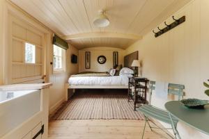 Ένα ή περισσότερα κρεβάτια σε δωμάτιο στο The Shepherds Huts & Well Lodge