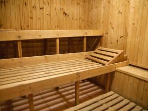 una cabina in legno con 2 letti a castello di Halny Natura Tour a Karpacz