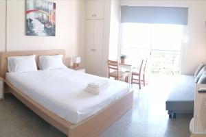 Postel nebo postele na pokoji v ubytování Pissouri Image