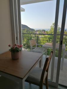 een tafel en stoelen op een balkon met uitzicht bij Pissouri Image in Pissouri