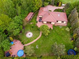 una vista aérea de una casa con patio en Cze Chill House - Dom na Kaszubach, en Czeczewo