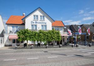 a building with the words de bandung on it at Hotel de Branding in De Koog