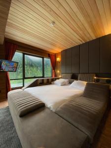 A bed or beds in a room at Ayder Villa de Pelit Hotel