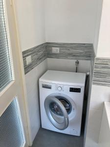 a washer and dryer in a small room at Mati's House in Bellagio