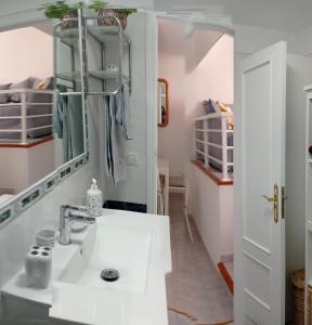 a bathroom with a sink and a mirror at Apto Magec in Puerto de Santiago