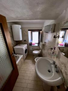 a bathroom with a sink and a toilet at Casa del Borgo in Isca sullo Ionio