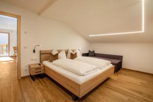 a bedroom with a large bed in a room at Innergasserhof Ferienwohnung Edelweiss in San Martino