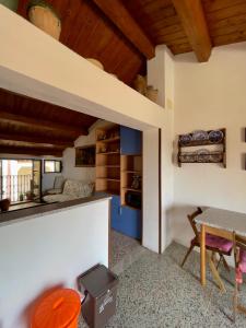 a kitchen and dining room with a table and chairs at Casa del Borgo in Isca sullo Ionio