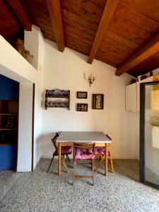 a dining room with a table and chairs at Casa del Borgo in Isca sullo Ionio +15 photos