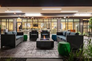 Posezení v ubytování EVEN Hotels - Shenandoah - The Woodlands by IHG