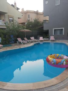 una gran piscina con un juguete colorido frente a un edificio en Akdeniz apart hotel en Marmaris