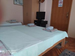 Voodi või voodid majutusasutuse Apartment & Rooms Aleksandar toas