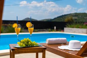 Bazén v ubytování Villa Terra with heated pool nebo v jeho okolí