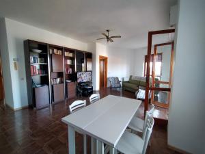 salon z białym stołem i krzesłami w obiekcie La Casa Bianca - Alghero Calich w mieście Alghero