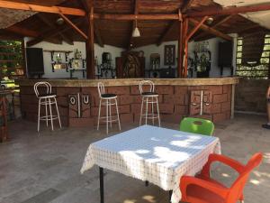 uma cozinha com um bar com bancos e uma mesa em Uyum Hotel em Pamukkale