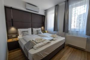 Posteľ alebo postele v izbe v ubytovaní Minaret Residence & Relax Pécs
