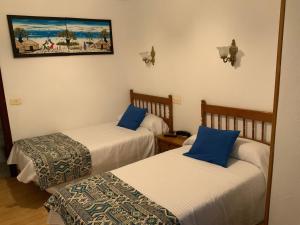 Tempat tidur dalam kamar di Hotel España