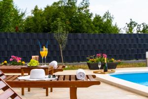 Bazén v ubytování Villa Terra with heated pool nebo v jeho okolí