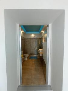 Anemos Guest House Karpathos في Olympos: حمام مع مغسلتين ودورتين مياه