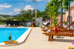 Bazén v ubytování Villa Terra with heated pool nebo v jeho okolí