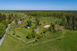 una vista aérea de una casa en un campo en Laasi-Jaani Holiday Homes, en Pamma