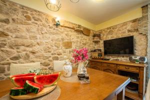 Televízia a/alebo spoločenská miestnosť v ubytovaní Holiday Home Stone Wall