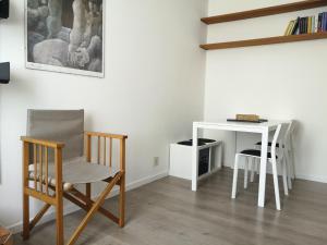 ein Wohnzimmer mit einem Stuhl und einem Tisch in der Unterkunft Casa Valles in Triest