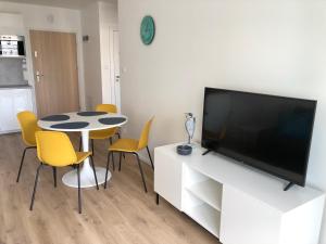 Televízia a/alebo spoločenská miestnosť v ubytovaní Apartament Beluga