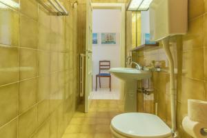 a bathroom with a toilet and a sink at CASA ANDINA Vista unica con Wifi e parcheggio in Sori +30 photos