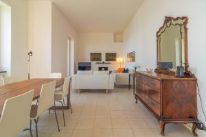 a living room with a dining table and a mirror at CASA ANDINA Vista unica con Wifi e parcheggio in Sori