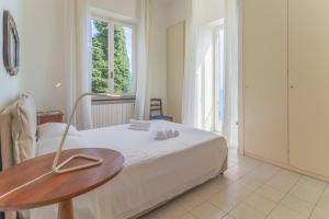 a bedroom with a bed with a table and a window at CASA ANDINA Vista unica con Wifi e parcheggio in Sori