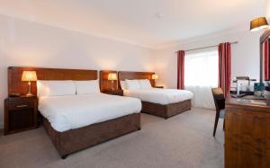Ліжко або ліжка в номері Schull Harbour Hotel & Leisure Centre