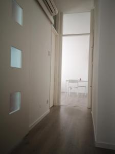 ein leeres Zimmer mit einem Tisch und einem Fenster in der Unterkunft Casa Valles in Triest