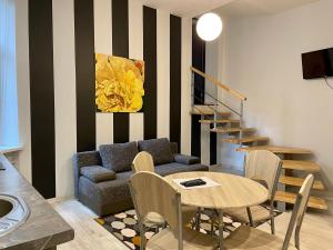 uma sala de estar com um sofá e uma mesa em Modern-style flat 2 em Riga