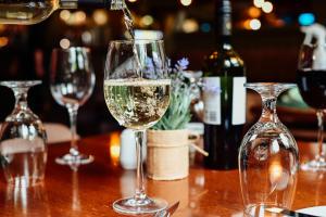 ein Glas Wein wird auf einen Tisch gegossen in der Unterkunft Abbey Court in Nenagh