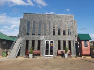 Una iglesia con dos bancos delante. en Waterland Suites en Paramaribo