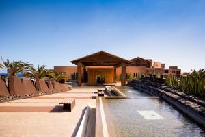 un complexe avec une piscine et un bâtiment dans l'établissement Barceló Tenerife Royal Level, à San Miguel de Abona