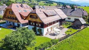 - une vue aérienne sur une grande maison dans un village dans l'établissement Haus Schitter, à Mauterndorf