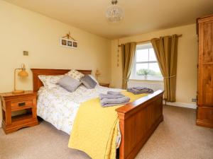 Een bed of bedden in een kamer bij The Cottage at Nidderdale