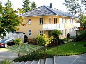 uma casa com um campo de ténis em frente em Haus Ostseeduo FeWo Nr. 4 em Bansin