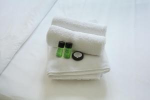a pile of towels and cosmetics on a table at Residence Boulogne Centre le passage by Studio prestige in Boulogne-Billancourt +126 photos